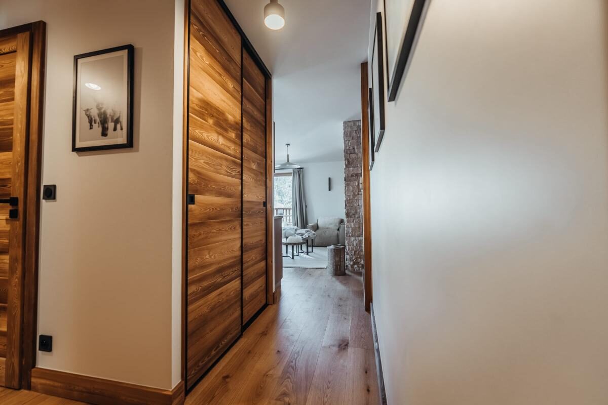 Couloir d'accès au sauna et ski room