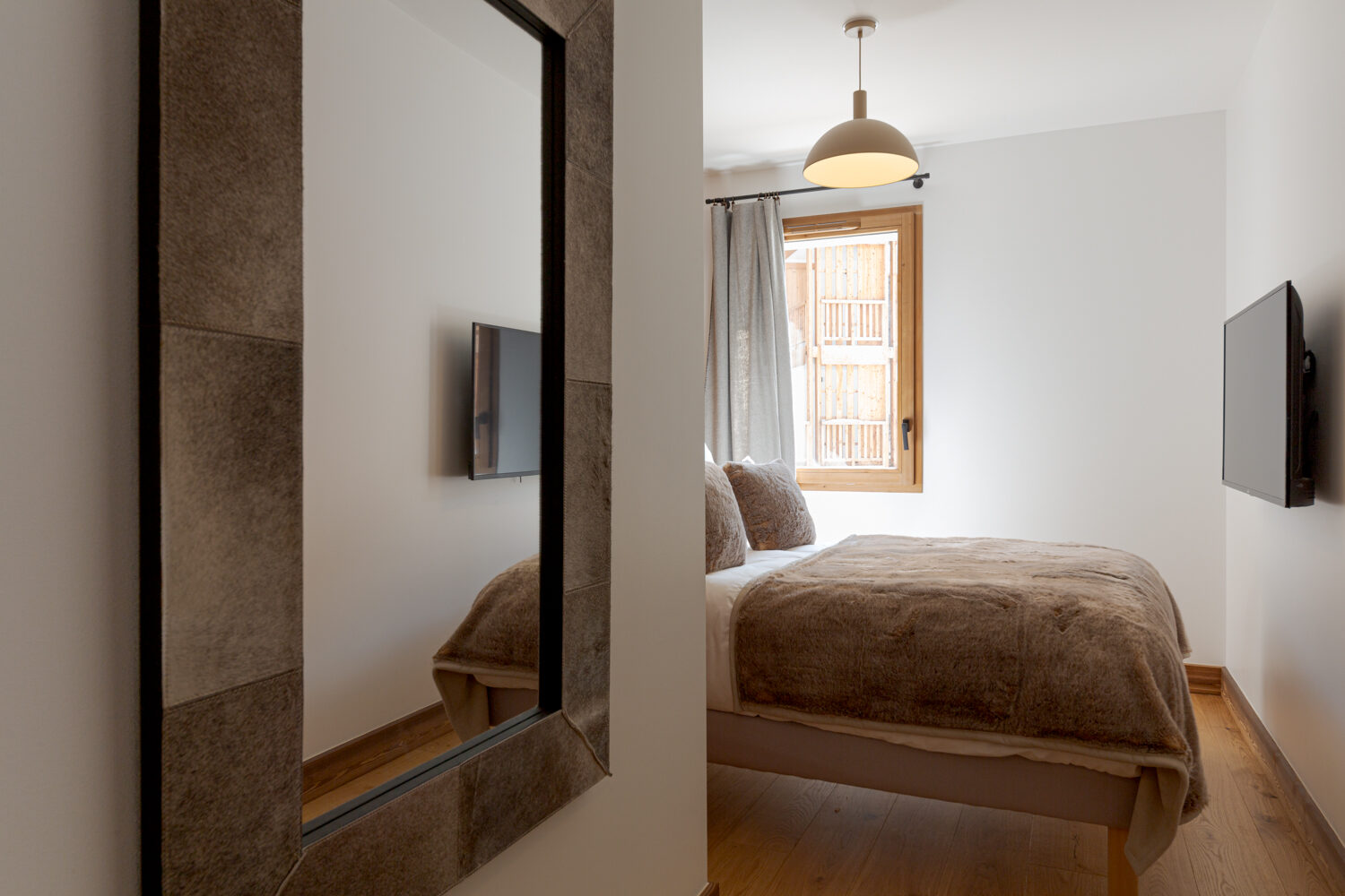 Chambre 2 — détail miroir