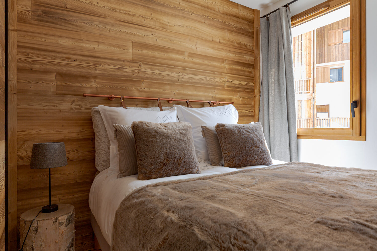 Chambre 2 — mur en mélèze